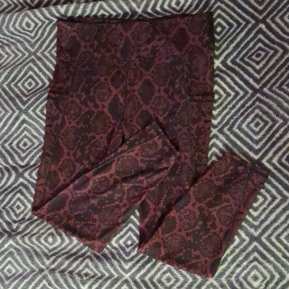 Tahari Sport High Waisted Snake Print Leggings XL Burgundy Red Black Athle